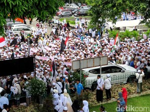 Diiringi Lagu Maju Tak Gentar, Massa FPI Tiba di Mabes Polri