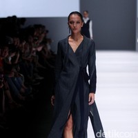Koleksi jeffry Tan mengangkat tema Prism di Jakarta Fashion Week 2017. Senayan City. Jakarta. [Foto: Mohammad Abduh/Wolipop]