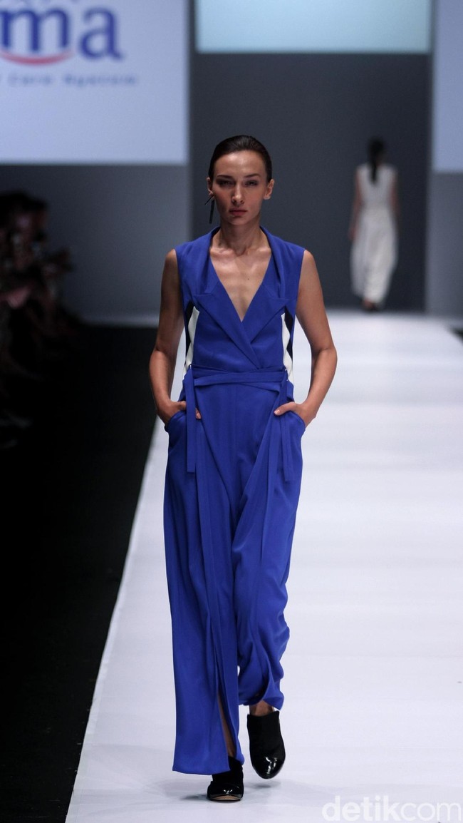 Koleksi jeffry Tan mengangkat tema Prism di Jakarta Fashion Week 2017. Senayan City. Jakarta. [Foto: Mohammad Abduh/Wolipop]