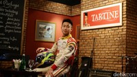 Pebalap Formula 4 (F4) Keanon Santoso berpose usai menggelar jumpa pers di Jakarta, Senin (16/1/2016).