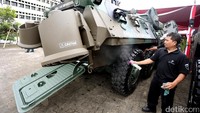 Panser Anoa Amphibious. Panser ini merupakan pengembangan lebih lanjut dari kendaraan tempur 6x6 produksi Pindad. Panser ini memiliki 6 roda dengan kecepatan maksimal di darat mencapai 100 kilometer per jam dan kecepatan stabil kendaraan di 90 km per jam. Rengga Sancaya/detikcom.
