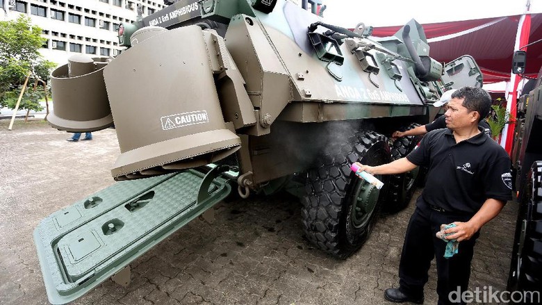 Mobil Perang Pindad dan Tata Motors Bisa Berjalan di Air Mobil Perang Pindad dan Tata Motors Bisa Berjalan di Air