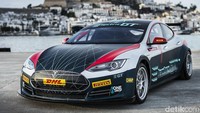 Untuk mobil, mobil balap Tesla ini dibangun di atas Model S P100D, dengan interior yang sudah dipreteli sehingga bobotnya berkurang 500 kg dibandingkan model standarnya.