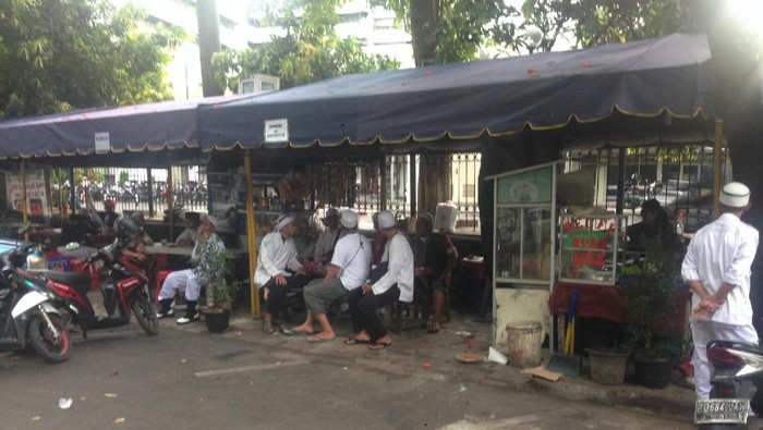 Massa FPI Mulai Berdatangan ke Masjid Al-Azhar
