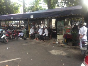 Massa FPI Mulai Berdatangan ke Masjid Al-Azhar