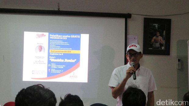 Sandi Promosikan Kemeja Anti Air Buatan Eks Karyawan Pabrik