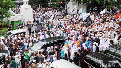 Penampakan Massa FPI dan Pengamanan di Mabes Polri