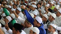 Massa FPI yang akan berdemonstrasi ke Mabes Polri berkumpul di Masjid Al-Azhar.