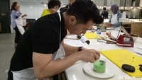 Setiap peserta sangat bersemangat dan hati-hati dalam meracik Creamy Pandan Gelatine Free Cake miliknya.