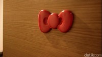 Sesuai temanya, dari pintu masuk kamar saja nuansa Hello Kitty sudah sangat terasa. Tampak dari motif pita berwarna pink yang menempel di bagian luar pintu (Randy/detikTravel)