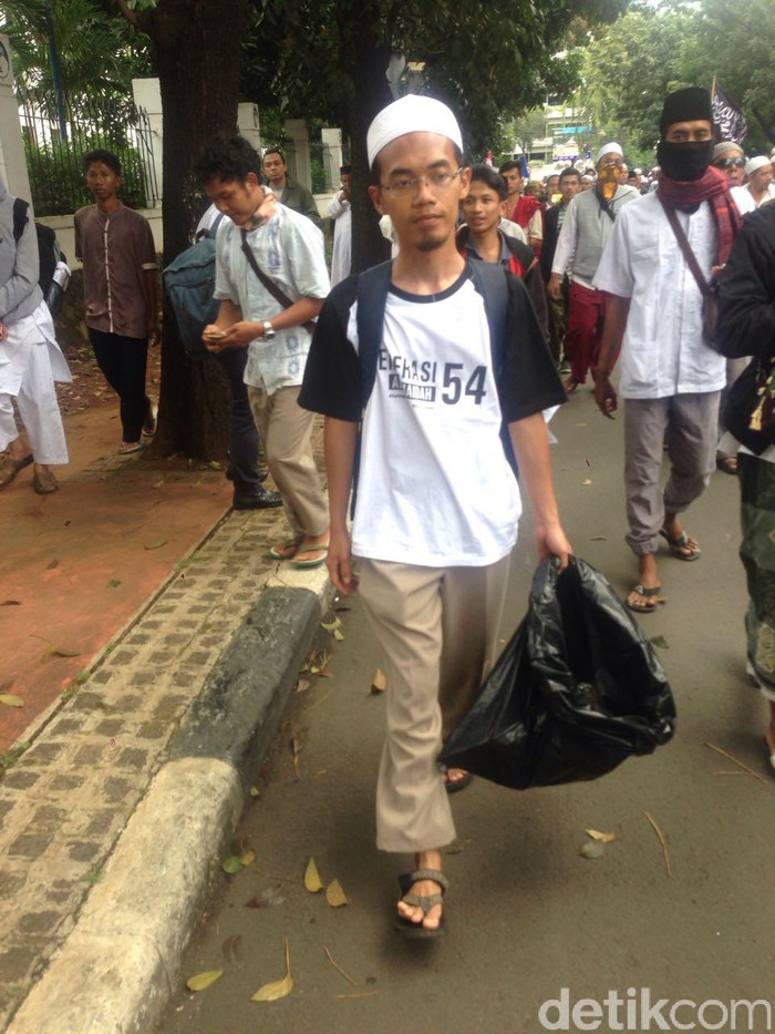 Long March ke Mabes Polri, Massa FPI Punguti Sampah di Jalan