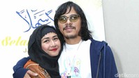 Ini dia pasangan yang baru saja menikah. Ria bersama suaminya terlihat mesra. Foto: Ismail/detikHOT