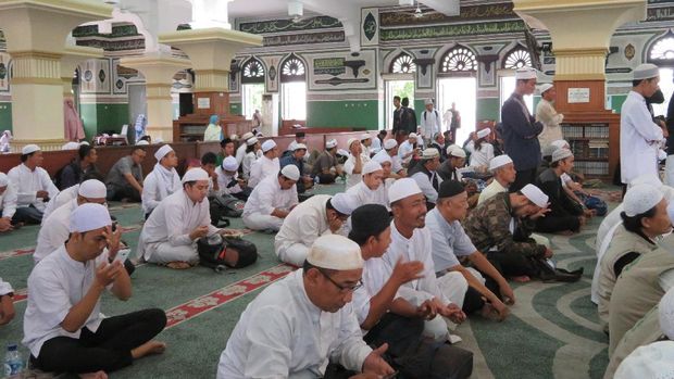 Massa Aksi Mulai Masuki Ruangan Masjid Al-Azhar