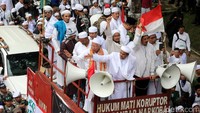 Mobil komando yang ditumpangi Habib Rizieq melintas di antara kerumuman massa FPI.