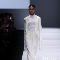 Koleksi jeffry Tan mengangkat tema Prism di Jakarta Fashion Week 2017. Senayan City. Jakarta. [Foto: Mohammad Abduh/Wolipop]