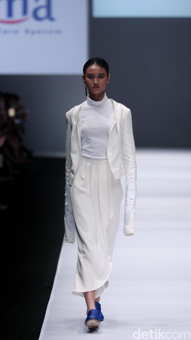 Koleksi jeffry Tan mengangkat tema Prism di Jakarta Fashion Week 2017. Senayan City. Jakarta. [Foto: Mohammad Abduh/Wolipop]