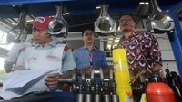 Ketua Pengurus YDBA, Henry C. Widjaja (kanan) dan Training Center Head PT Isuzu Astra Motor Indonesia, Eko Cahyo Kurniawan (tengah) mengamati salah seorang peserta yang tengah mengikuti tes engine dan vehicle. Pool/dok. YDBA.