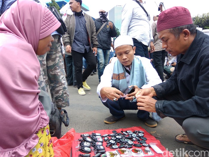 Manfaatkan Momen Demo, Ibu Ini Jualan Aksesoris FPI
