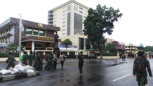 Prajurit perempuan TNI berjilbab juga dikerahkan mengamankan aksi ini.