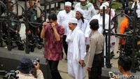 Juru bicara FPI Munarman keluar dari gedung Baharkam usai diterima oleh Polri.