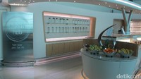 Yang menarik, terdapat Health Hub. Ini merupakan bar khusus untuk makanan sehat dari sayuran sampai buah dan air minum dengan kandungan ion yang tinggi (Afif/detikTravel)