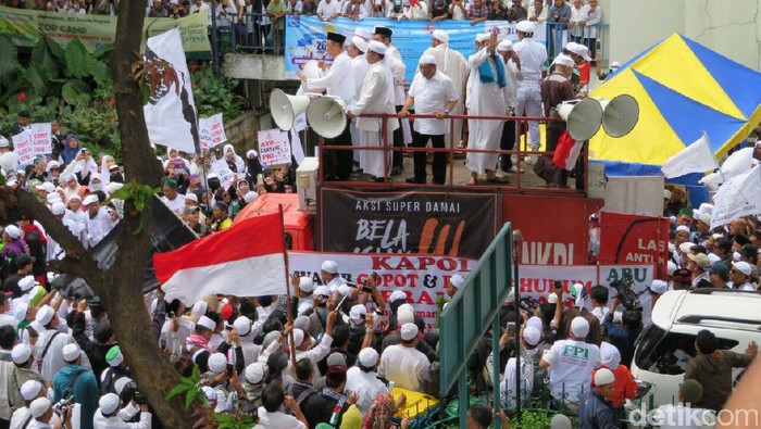 Naik Mobil Komando, Habib Rizieq Pimpin Massa Menuju Mabes Polri