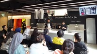 Sebelum memulai praktek langsung, chef Lukman terlebih dahulu menjelaskan apa saja yang harus dilakukan oleh para peserta.