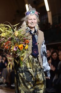 Duh! Vivienne Westwood Selipkan Aksesori Bentuk Penis di London Fashion Week