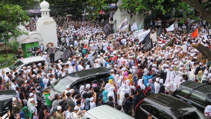 Penampakan Massa FPI Putihkan Jalanan di Sekitar Al-Azhar