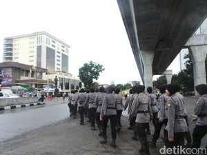 Jelang Demo FPI, Personel Kepolisian Bersiaga di Mabes Polri