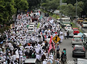 Sebelum ke Polda, Massa FPI akan Salat Duha Berjemaah di Al-Azhar