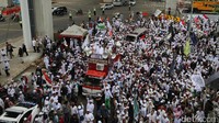 Dalam aksinya FPI menuntut Jenderal Tito Karnavian segera mencopot Kapolda Jawa Barat Irjen Anton Charliyan dari jabatannya karena kasus kisruh GMBI dengan FPI.
