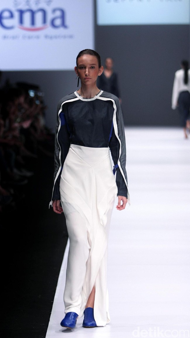 Koleksi jeffry Tan mengangkat tema Prism di Jakarta Fashion Week 2017. Senayan City. Jakarta. [Foto: Mohammad Abduh/Wolipop]