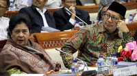 Menteri Agama Lukman Hakim Saifuddin dan Menteri Kesehatan Nila F Moeloek menyimak pertanyaan anggota Komisi VIII.