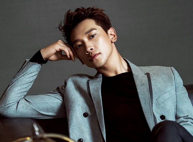 Rain juga masih terlihat menggoda dengan rupa dan kharismanya meskipun telah menikahi Kim Tae Hee. Foto: Soompi