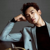 Rain juga masih terlihat menggoda dengan rupa dan kharismanya meskipun telah menikahi Kim Tae Hee. Foto: Soompi