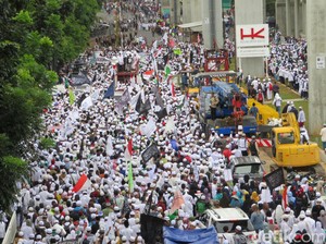 Penuhi Jalan, Massa FPI Tumpah Ruah di Depan Mabes Polri