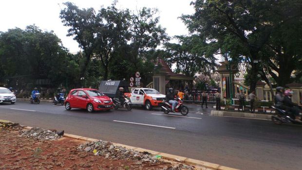 Kawat berduri telah dipasang di depan Gedung Baharkam Polri.