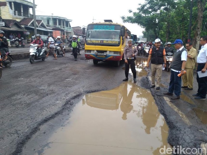 Wagub Jatim Minta Pemerintah Pusat Segera Perbaiki Jalan Rusak