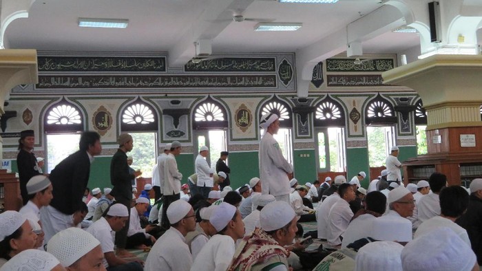 Massa Aksi Mulai Masuki Ruangan Masjid Al-Azhar