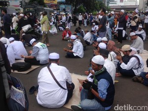 Munarman Cs Diterima di Baharkam Polri, Massa FPI Gelar Doa