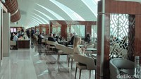 Perut kenyang, internet kencang dan tidur nyaman. Bagi penumpang Emirates kelas ekonomi pun dapat menjajal lounge bisnis kelas ini dengan membayar seharga USD 100 (setara Rp 1,3 juta) (Afif/detikTravel)