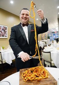 Restoran Italia Ini Punya Pasta 9 Meter yang Disajikan dengan Gunting