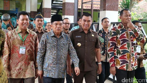 Wapres JK saat jenguk Hasyim Muzadi.