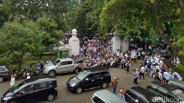 Massa FPI Terus Padati Al-Azhar, Tumpah ke Luar Masjid