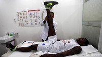 Cek kesehatan pada pemain merupakan prosedur tim untuk melihat riwayat kesehatan dari pemain. Tidak hanya pemain asing, tetapi untuk para pemain lokal.