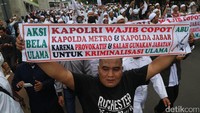 Massa FPI membawa spanduk bertuliskan Aksi Bela Ulama. Tuntutan mereka adalah meminta Kapolri Jenderal Tito Karnavian mencopot jabatan Kapolda Jabar Irjen Anton Charliyan.