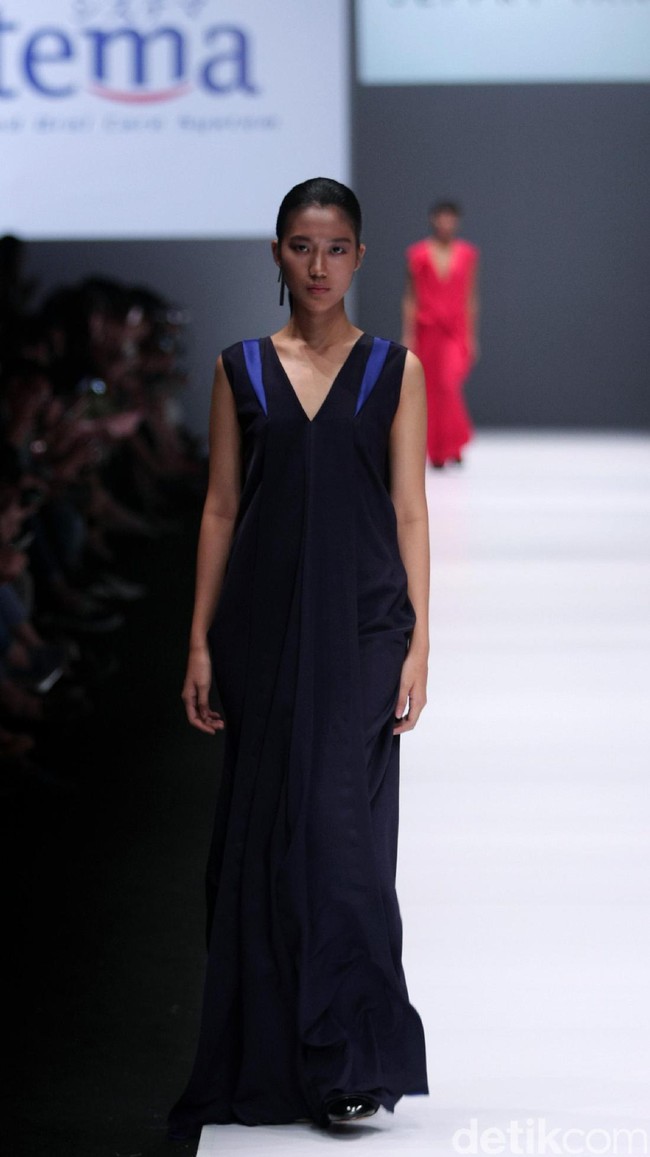 Koleksi jeffry Tan mengangkat tema Prism di Jakarta Fashion Week 2017. Senayan City. Jakarta. [Foto: Mohammad Abduh/Wolipop]