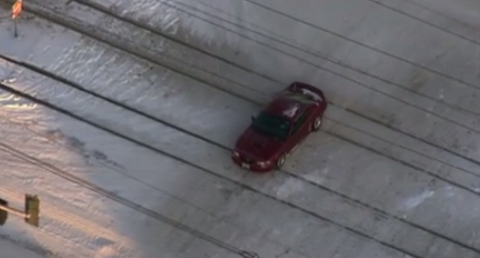 Nyangkut di Rel, Ford Mustang Hampir Ditabrak Kereta