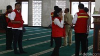 Petugas memeriksa bangunan Masjid Al-Fauz di kantor Wali Kota Jakarta Pusat, Senin (16/1/2017).